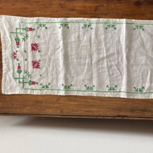 Adoption Fundraiser- Vintage red flower embroidered table runner - Picture 1 of 4